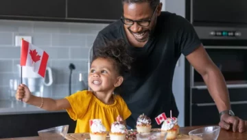 father-and-daughter-decorate-cupcakes-while-celebrating-canada-day-at-picture-id1284999001.jpg