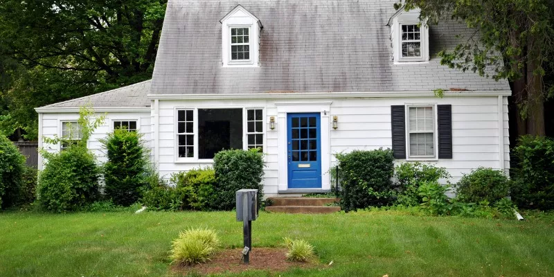 10 Landscaping issues that DECREASE Your Home’s Value